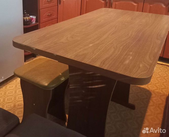 Кухонный стол с табуретками