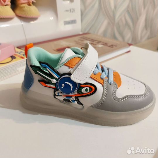 Кроссовки детские светящиеся