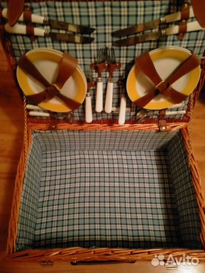 2 плетеных чемодана с набором посуды для пикника