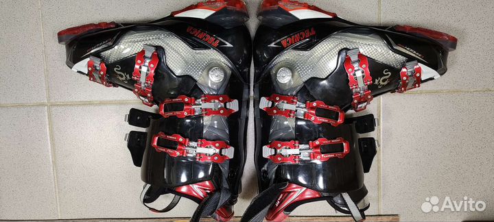 Горные лыжи и ботинки