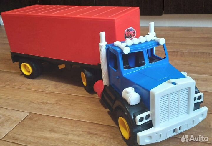 Трактор с прицепом, грузовик, фура