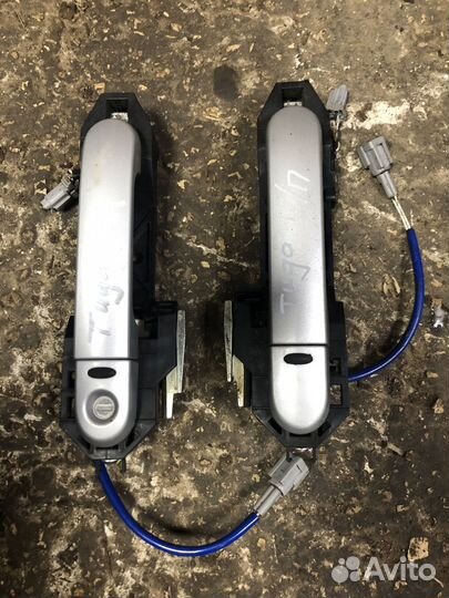 Передняя дверная ручка Nissan Tiida 1