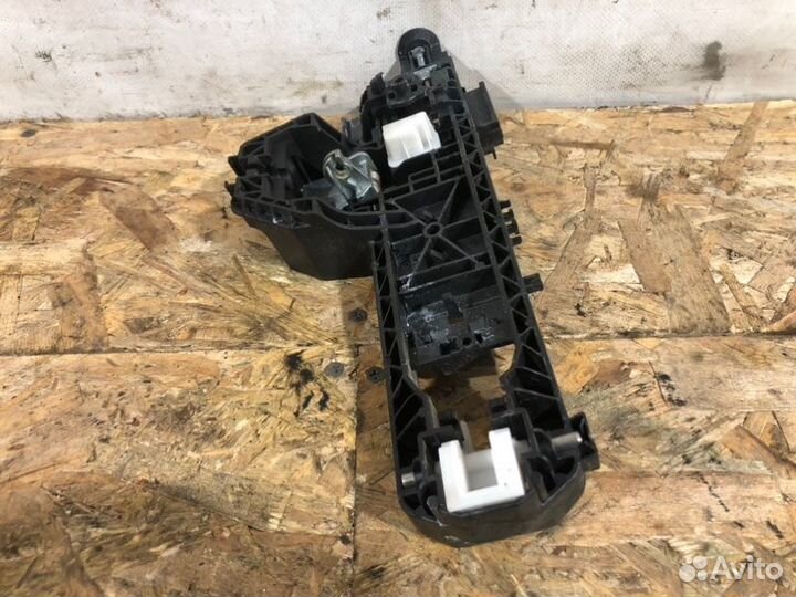 Кронштейн ручки двери задний левый Mercedes-Benz