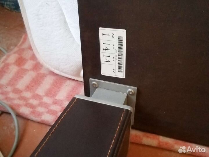 Стол 140х140. Кожа и дерево