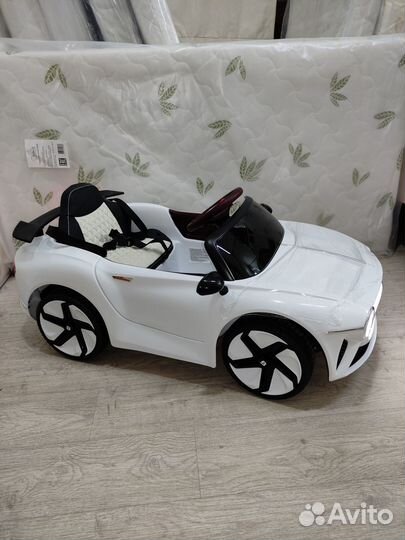 Электромобиль детский цвет белый