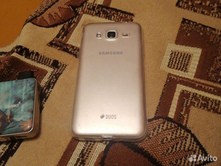 Телефон Samsung galaxy j3
