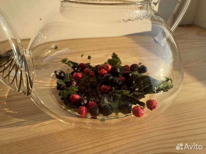 Иван чай и смородина, ягоды, ягод много