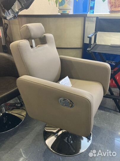 Парикмахерское кресло с откидной спинкой