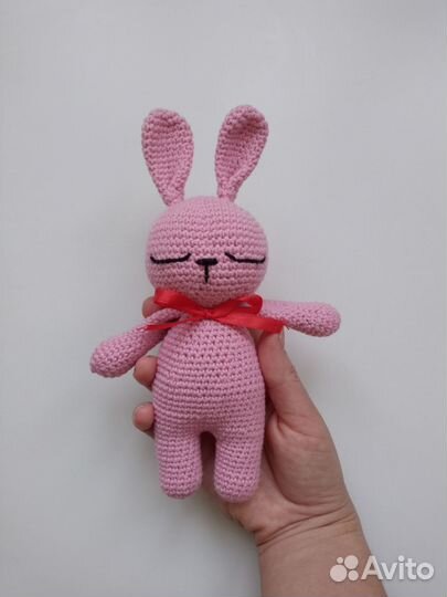 Вязаная игрушка зайчик