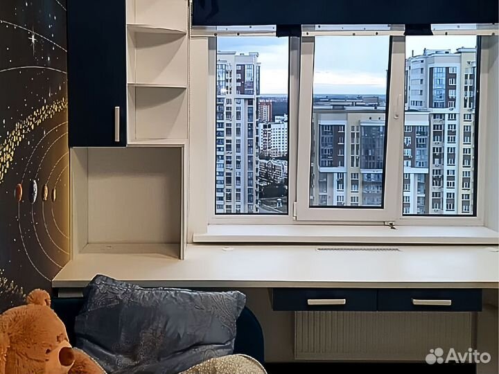 Письменный стол у окна на заказ