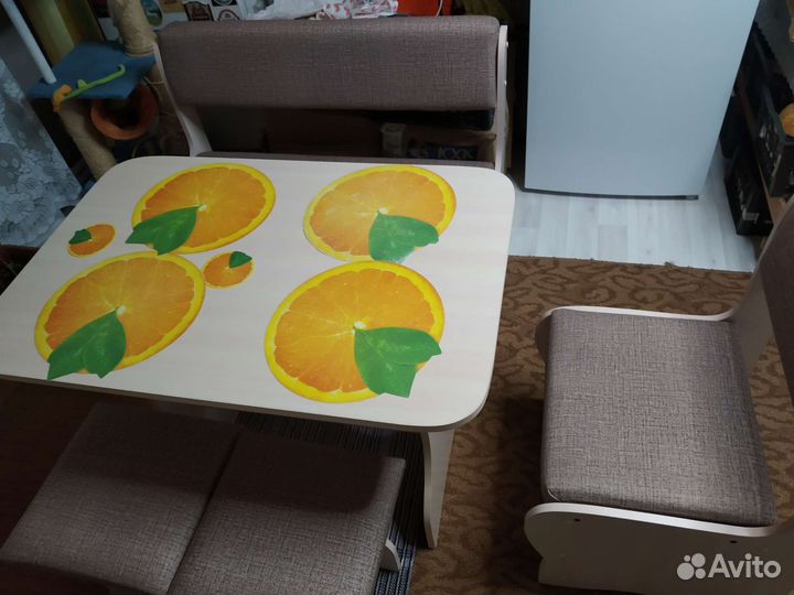 Кухонный уголок со столом новый