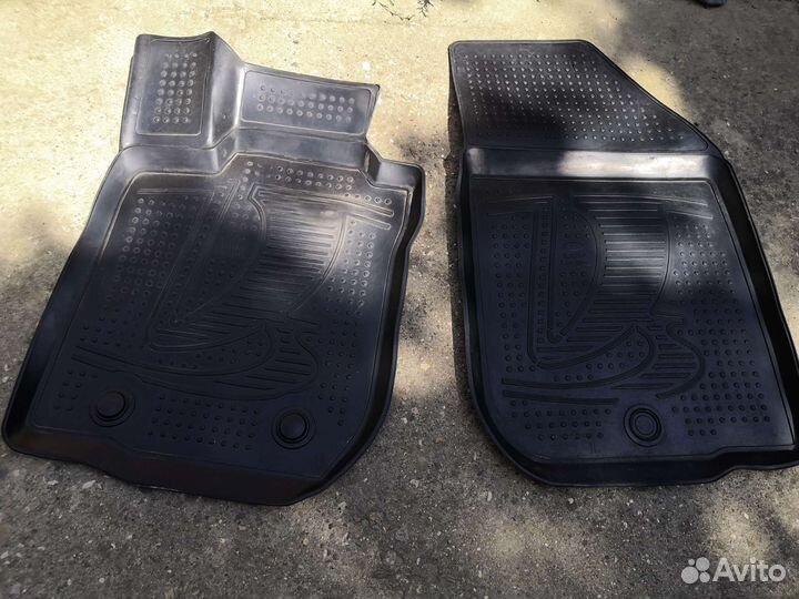 Резиновый коврик в салон largus