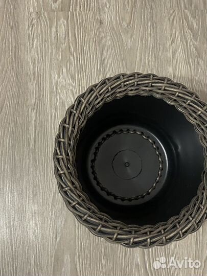 Кашпо из искусственного ротанга ручная работа