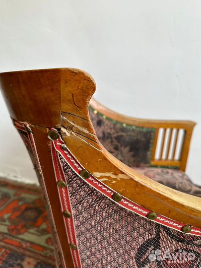 Антикварное кресло