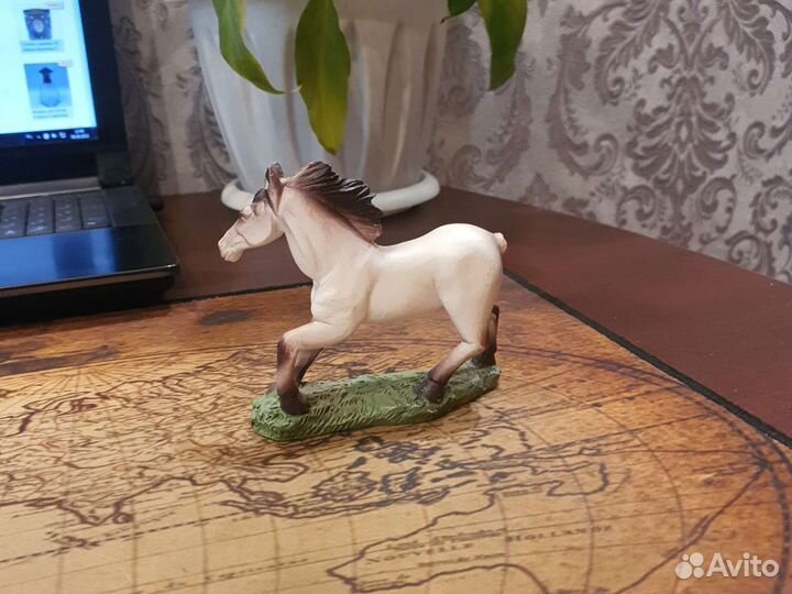 Лошадь игрушка фигурка