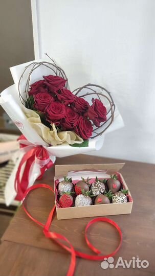 Розы и клубника