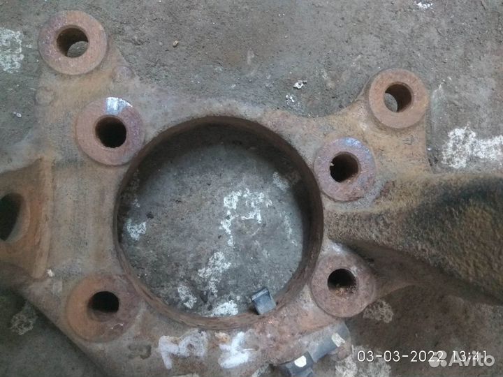 Кулак поворотный правый на Тойота Рав 4 2011 года