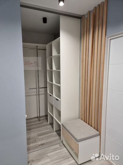 Яркий стильный шкаф купе