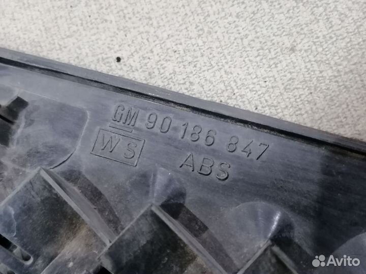 Декоративная накладка крыла Opel Kadett E