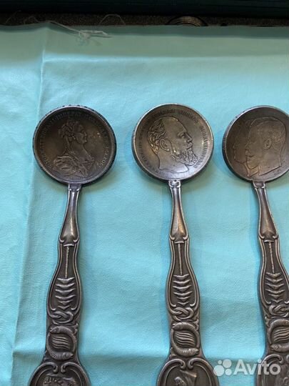 Старинные монеты и ложки из серебра с изображением