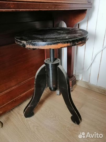 Старинный винтовой стул для пианино
