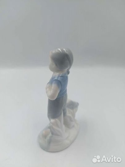 Статуэтка фарфоровая Нильс с гусем.Голландия
