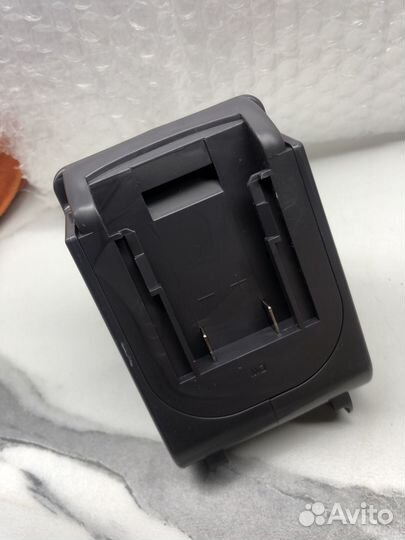 Адаптор на dyson V7/V8 под аккумуляторы dewalt 20v