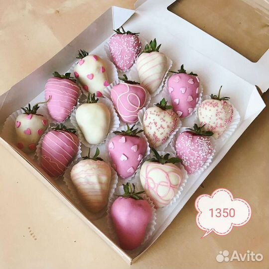 Клубника в шоколаде с цветами