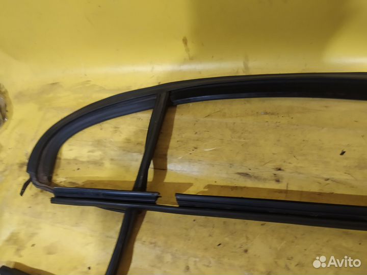 Уплотнитель стекла двери renault fluence (2010)