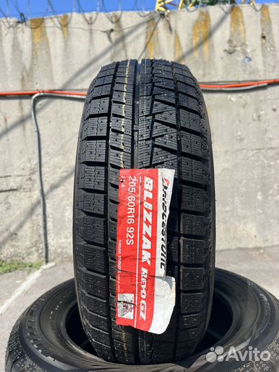 Bridgestone Blizzak Revo GZ 205/60 R16 92S