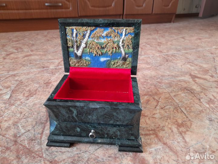 Шкатулка малахитовая