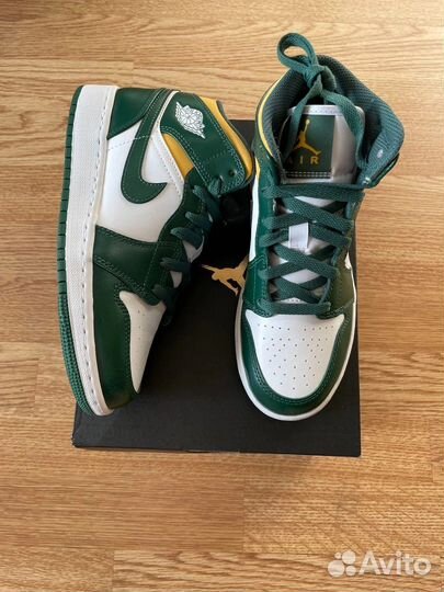 Jordan 1 Mid 