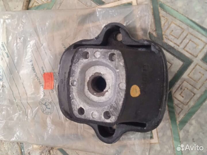 Опора двигателя MB W 123