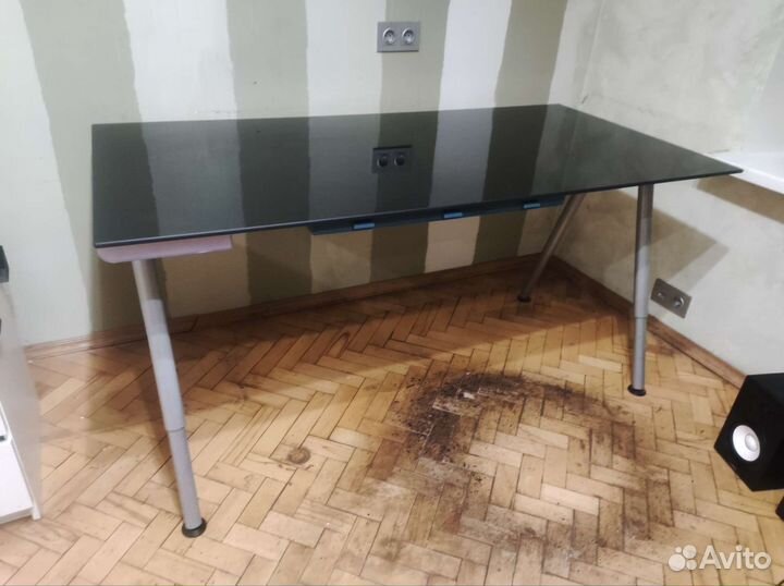 Компьютерный стол стеклянный Икеа