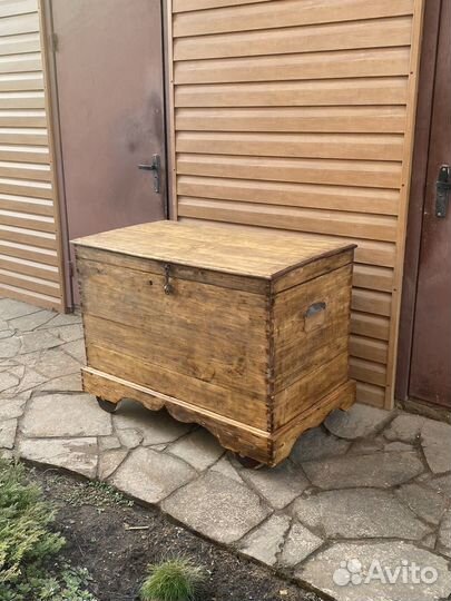 Старинный сундук на колесиках