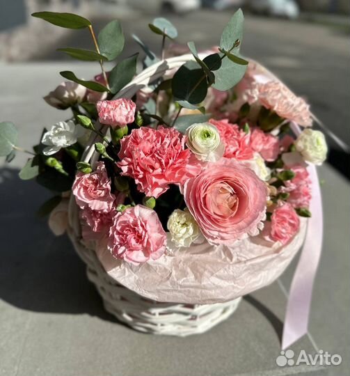 Цветы в корзине