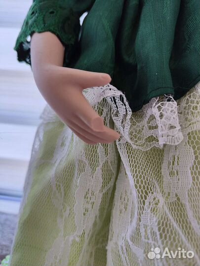 Кукла фарфоровая