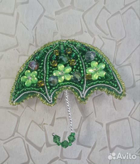 Брошь ручной работы из бисера