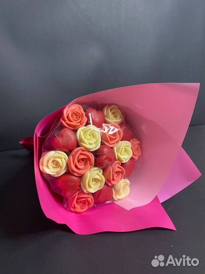 Шоколадные Розы и Сердца - 19 шт в Букете