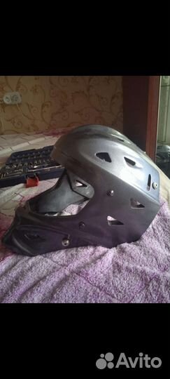 Хоккейный вратарский шлем