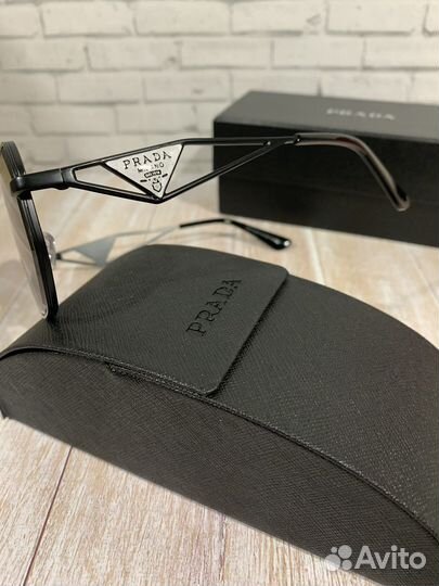 Солнцезащитные очки Prada