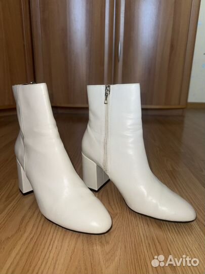 Белые ботинки