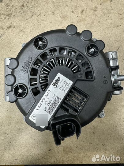 Оригинальный генератор Mercedes A0009060903 OM642