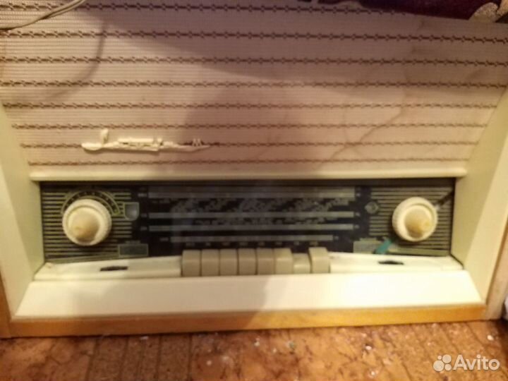 Латвия-м,радио с проигрывателем пластинок,требует