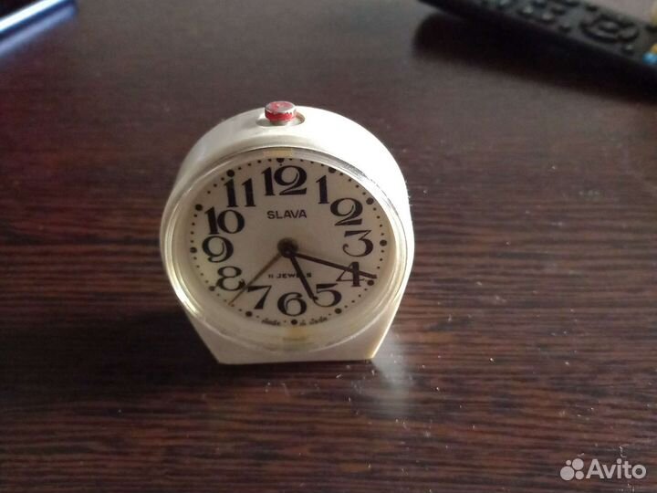 Часы настольные маяк