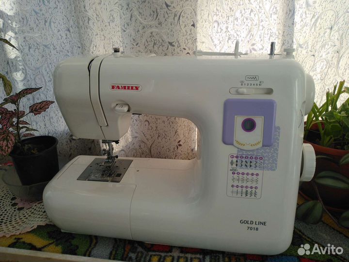 Швейная машина Janome Fameli Gold line 7018