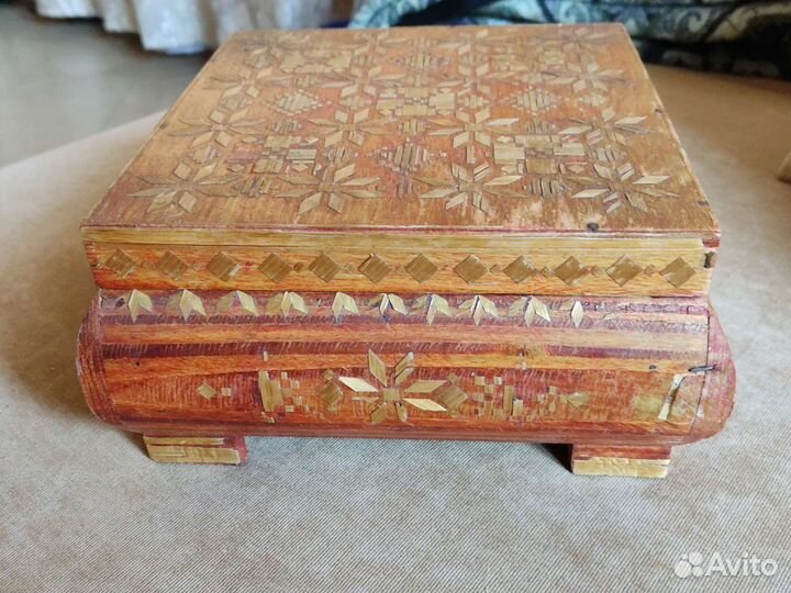 Деревянная шкатулка
