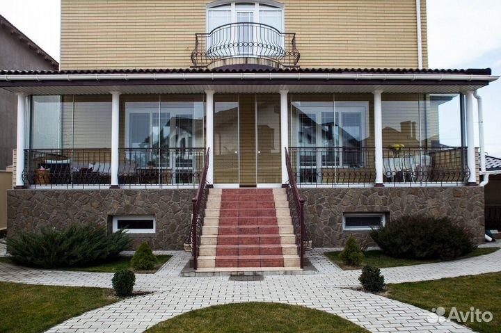 Безрамное остекление дачи