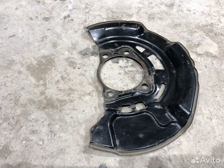 Пыльник тормозного диска передний правый Toyota