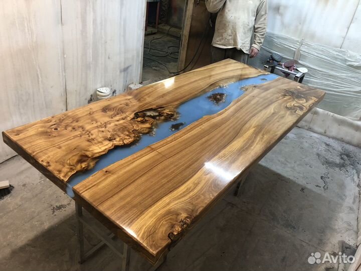 Стол река из эпоксидной смолы
